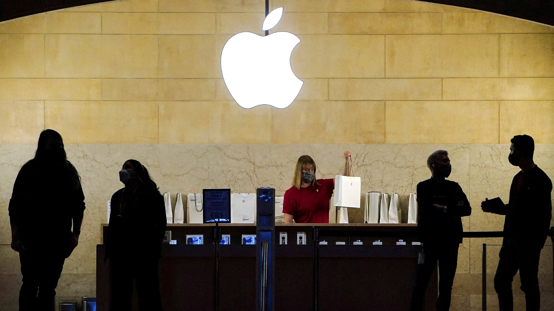 La demanda de componentes para inteligencia artificial impulsa el encarecimiento de computadoras y tabletas en todo el sector tecnológico.(Reuters)