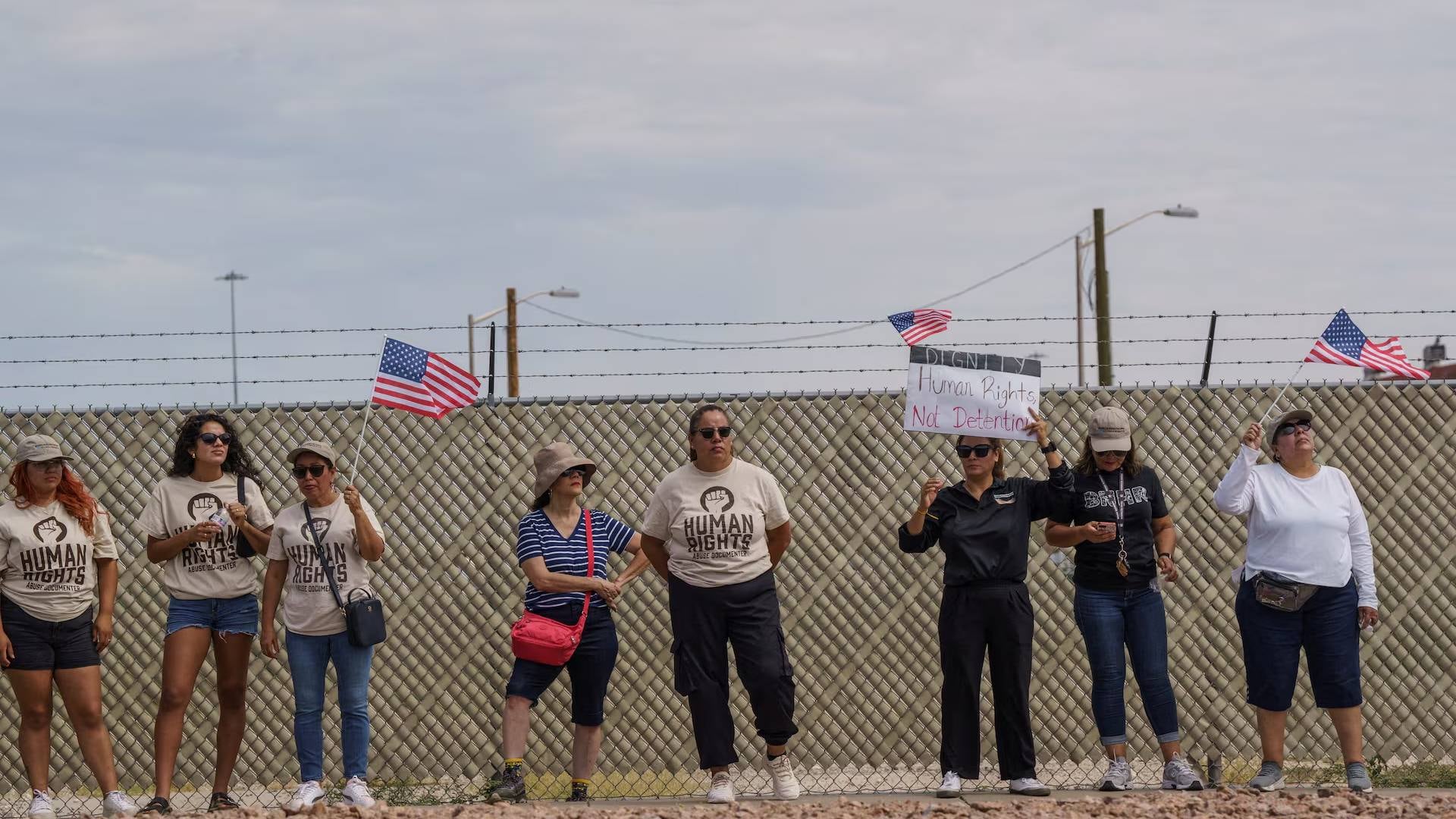 Organizaciones como la ACLU y Human Rights Watch piden al Tribunal del Oeste de Texas orden judicial para mejorar las condiciones del campamento de migrantes, que alberga a más de 2.700 personas (Reuters)