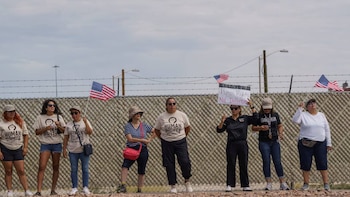 Denuncian palizas y negligencia médica en el mayor centro de detención de inmigrantes de Estados Unidos