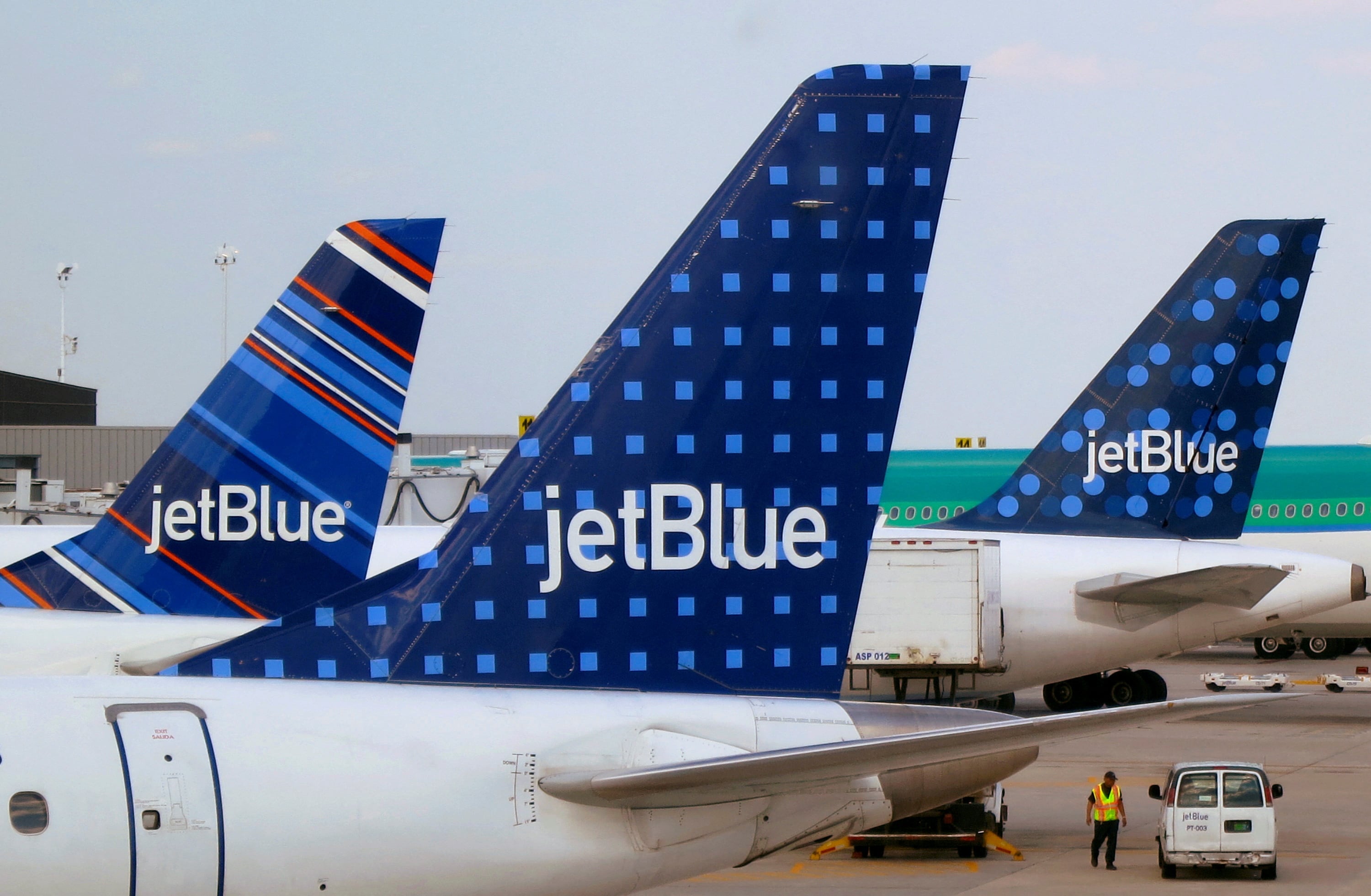 El piloto del vuelo 948 de JetBlue reportó un posible choque con un dron durante el aterrizaje en el aeropuerto JFK de Nueva York (REUTERS/Fred Prouser/File Photo)