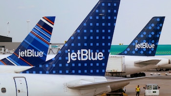 El piloto de un vuelo de JetBlue reporta un posible impacto con un dron durante la aproximación al aeropuerto JFK