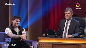 Mario Pergolini sentado tras un escritorio junto a Frankkaster sentado en un sillón en un estudio de televisión