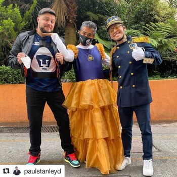 El presentador lució serio y