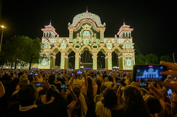 Cientos de personas con su teléfono en el encendido de la Feria de Abril de Sevilla. (EFE/Raúl Caro)