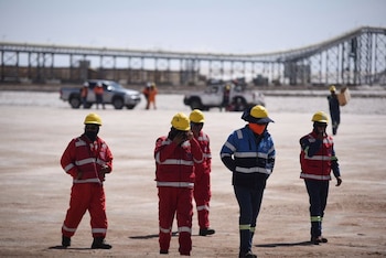 Revisões salariais podem afetar trabalhadores públicos e privados (Reuters)