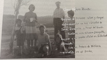 Imagen de la periodista Mavi Doñate junto a su abuelo Gabriel Herranz y sus primos. Cuéntame el olvido)