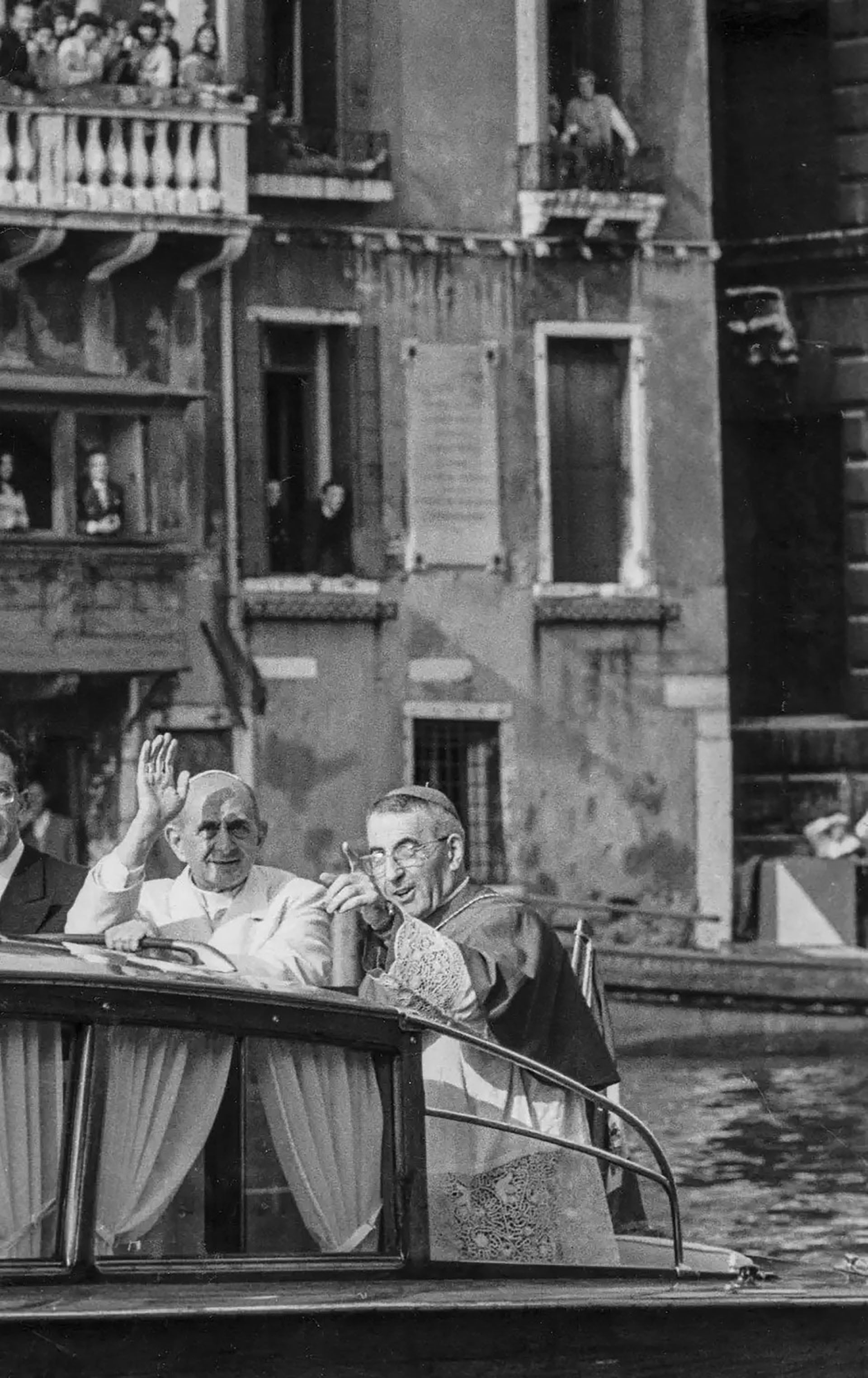 En la foto: el papa Paulo IV y Albino Luciani en Venecia. Cuando murió Paulo VI fue Juan Pablo I quien lo sucedería en el ministerio petrino (AP)