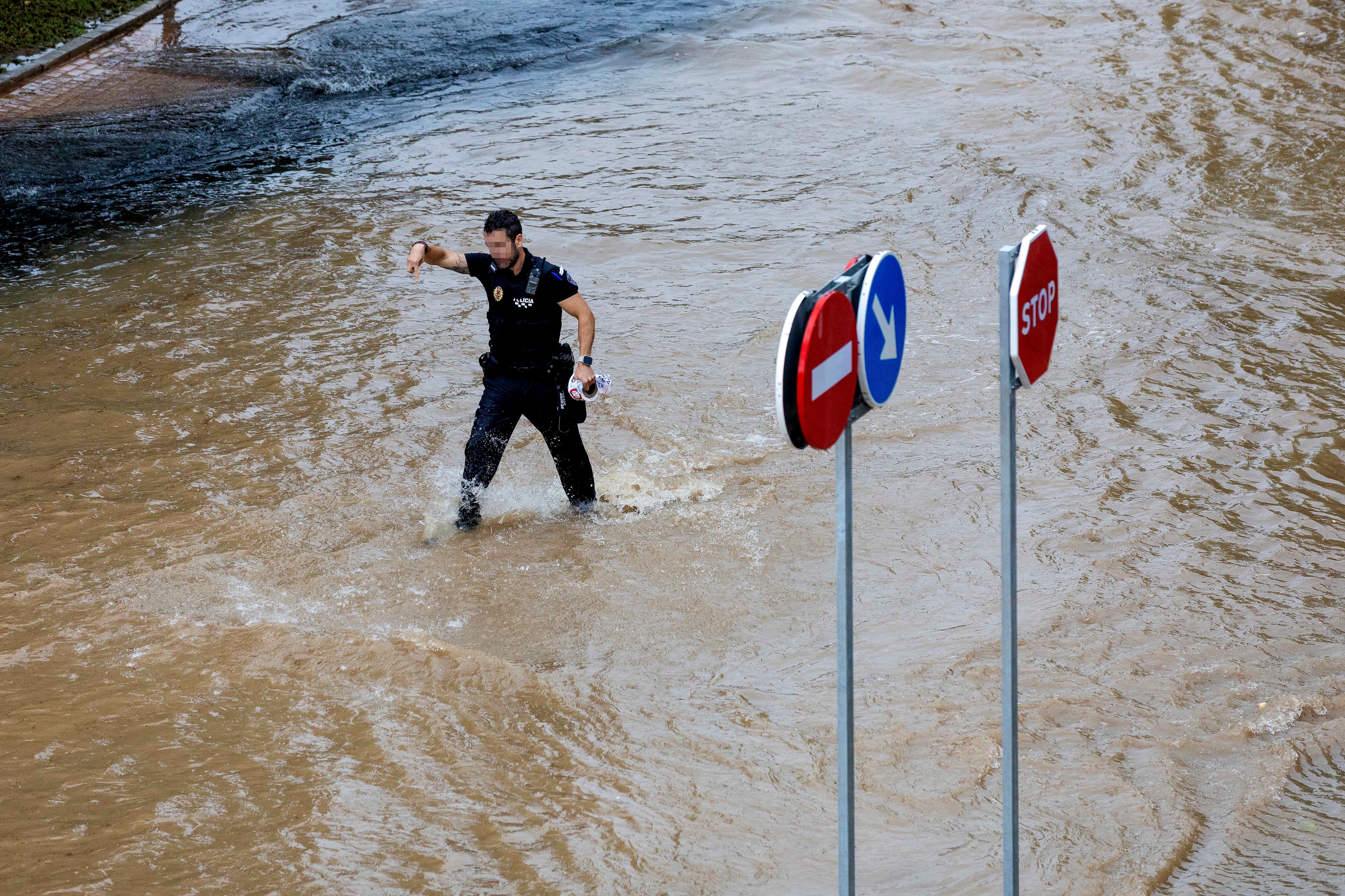 Inundaciones en la plaza del Raiguero de la pedanía murciana de La Alberca, a 9 de septiembre de 2026. (EFE/Marcial Guillén)