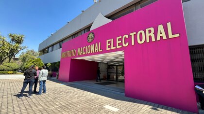 Morena, PT y Partido Verde piden al INE cambiar sus colores a tres días de la Marea Rosa