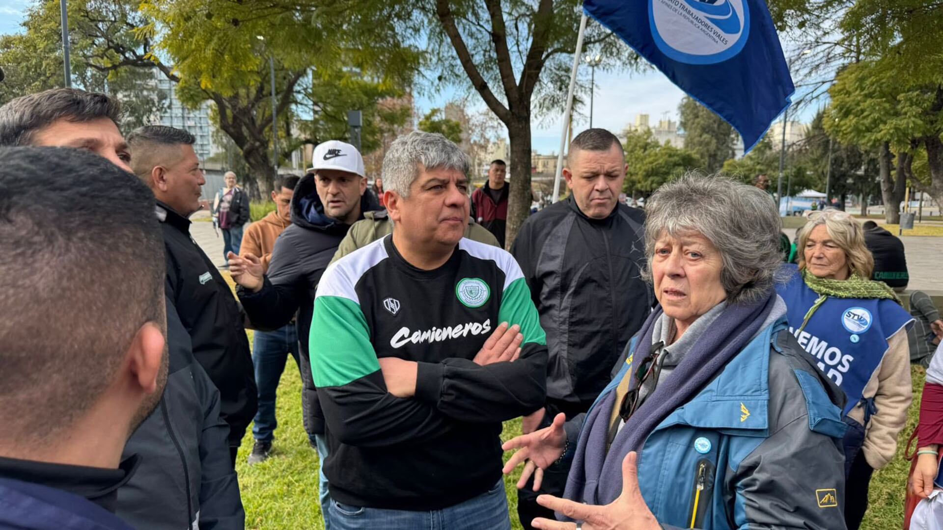Pablo Moyano, tras saludar a su padre, estuvo con Graciela Aleñá, líder del Sindicato de Trabajadores Viales