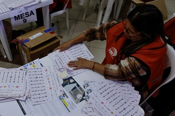 Un funcionario electoral realiza el