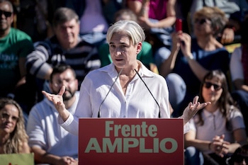 25/10/2026 La candidata a la presidencia por el Frente Amplio, Ada Colau, durante un acto público en el marco de la precampaña de las generales del próximo 29 de noviembre, en el parque Cuartel Huertas, a 25 de octubre de 2026, en Móstoles, Madrid (España).
POLITICA
A. Pérez Meca - Europa Press