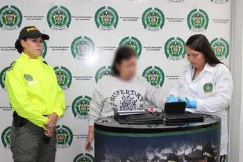 La Dijín desarticuló una red dedicada al tráfico de migrantes en la que estaban involucrados seis funcionarios de la Registraduría Nacional del Estado Civil y uno de Migración Colombia - crédito @DIJINPolicia/X
