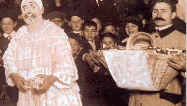 Tuvo la ocurrencia de repartir golosinas a la audiencia infantil que concurría a sus espectáculos