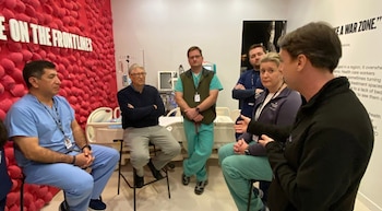 Un grupo de médicos dialoga