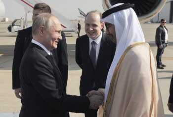 El presidente ruso, Vladímir Putin (izq.). es recibido por el ministro de Asuntos Exteriores de los Emiratos Árabes Unidos, jeque Abdullah bin Zayed bin Sultan Al Nahyan, a su llegada al aeropuerto internacional de Abu Dhabi. EFE/EPA/ANDREY GORDEEV / SPUTNIK / KREMLIN POOL