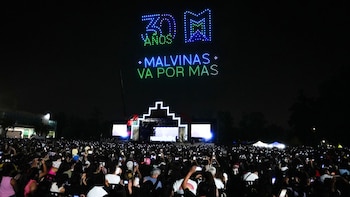 Un show de drones iluminó