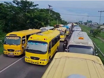 Transportistas mantienen paralizadas varias rutas en Villanueva, Cortés, por el alto costo de los combustibles. (Foto: Cortesía)