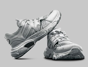 Zapatillas blancas (Adobe Stock)