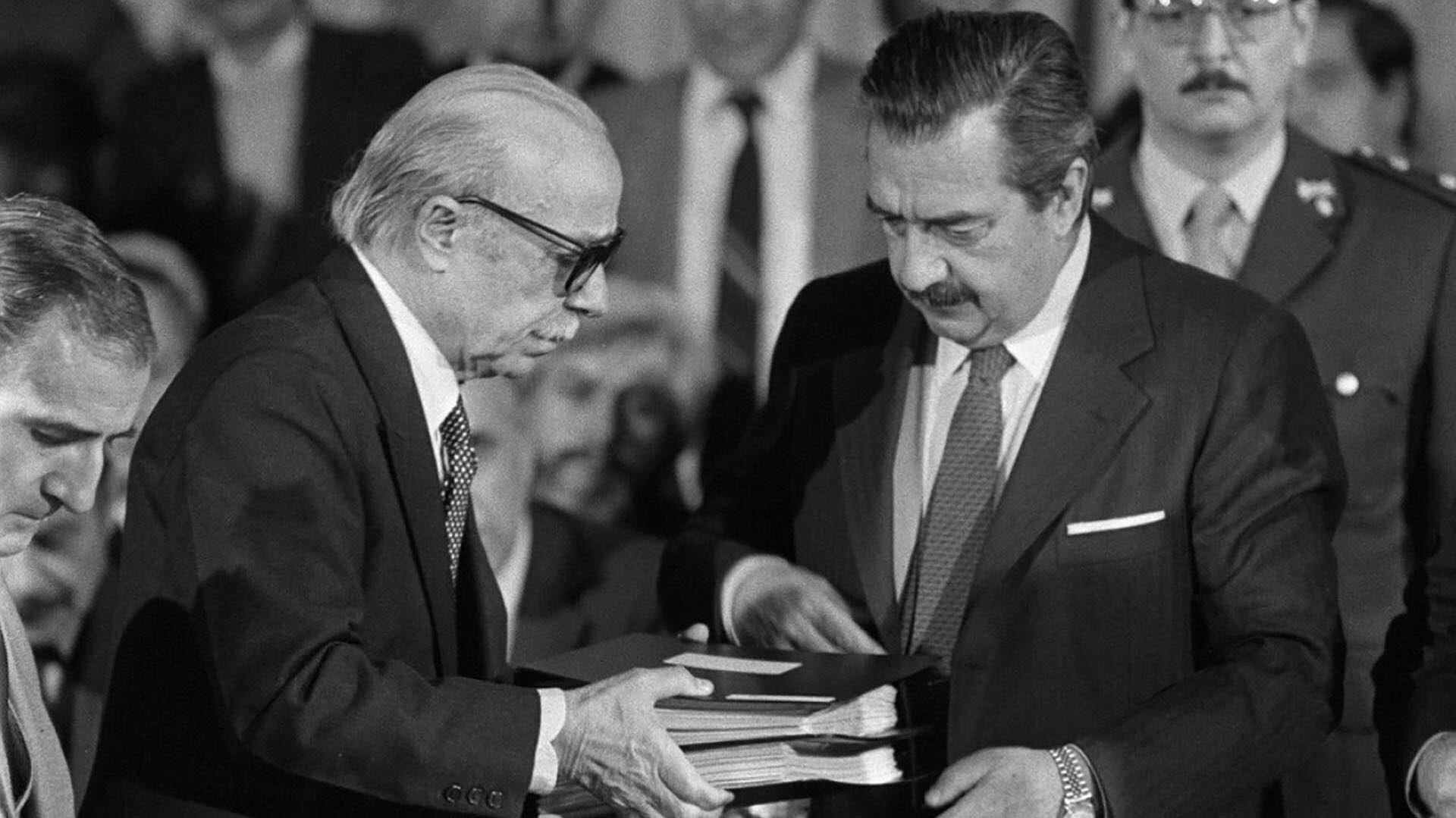Ernesto Sabato le entrega a Raúl Alfonsín el informe de la Conadep (AP)