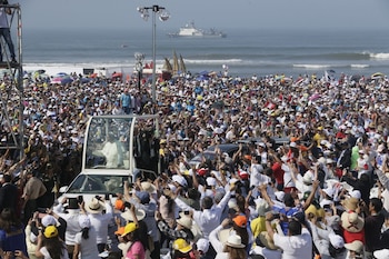 TRUJILLO PERÚ - ENERO 20. Miles de fieles saludan a al Papa Francisco en Huanchaco-Trujillo.Foto ANDINACarlos Lezama