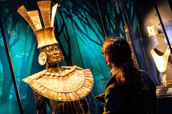 Un visitante recorre parte de