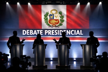 Siluetas de cuatro candidatos de pie detrás de podios en un escenario de debate, con la bandera de Perú y el texto 'DEBATE PRESIDENCIAL' al fondo. Focos de luz iluminan la escena.