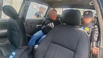 Yesenia “N” tenía una orden de aprehensión internacional emitida el 18 de marzo de 2026 y fue trasladada para su entrega a la policía salvadoreña. (Cortesía: PNC de Guatemala)