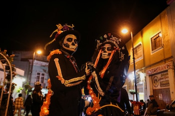 El 2 de noviembre, las calles de Atlixco reciben el Desfile de Calaveras. REUTERS/Camille Ayral