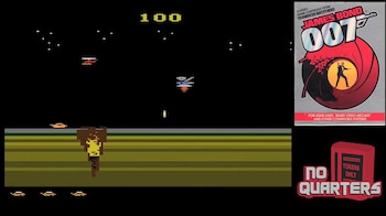 Composición con captura de pantalla del videojuego James Bond 007 de Atari, su carátula original con el agente Bond y un logo "No Quarters"