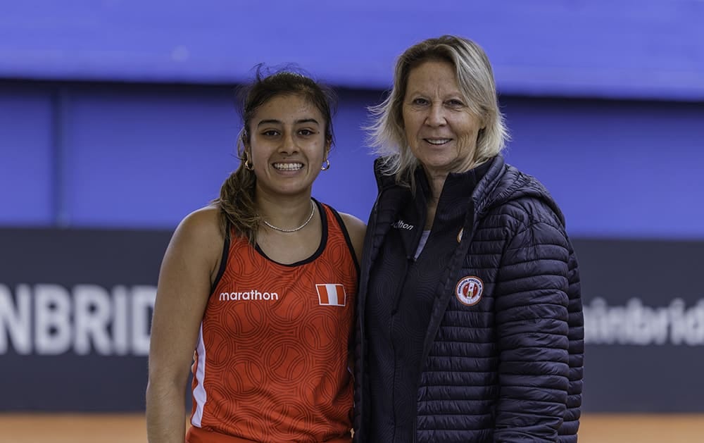 Laura Arraya junto a Dana Guzmán, la principal arma del equipo peruano en Ibagué. Crédito: Gino Salinas/Tenis al Máximo.
