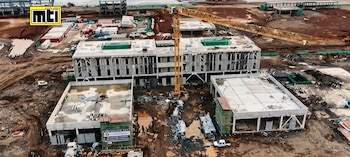 ¿Es Punta Huete el aeropuerto más grande de Centroamérica, como afirma el régimen de Ortega? No. Aunque su pista de 3,600 metros será más larga que las del resto de la región, su terminal solo podrá atender a 3.5 millones de pasajeros al año, muy por debajo de los 23 millones que maneja Tocumen en Panamá, el verdadero mayor aeropuerto del istmo.