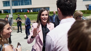 La elegante forma en la que la reina Letizia evita la invitación al pódcast de unos estudiantes para hacerles ella la entrevista: “¿Sois de qué facultad?”