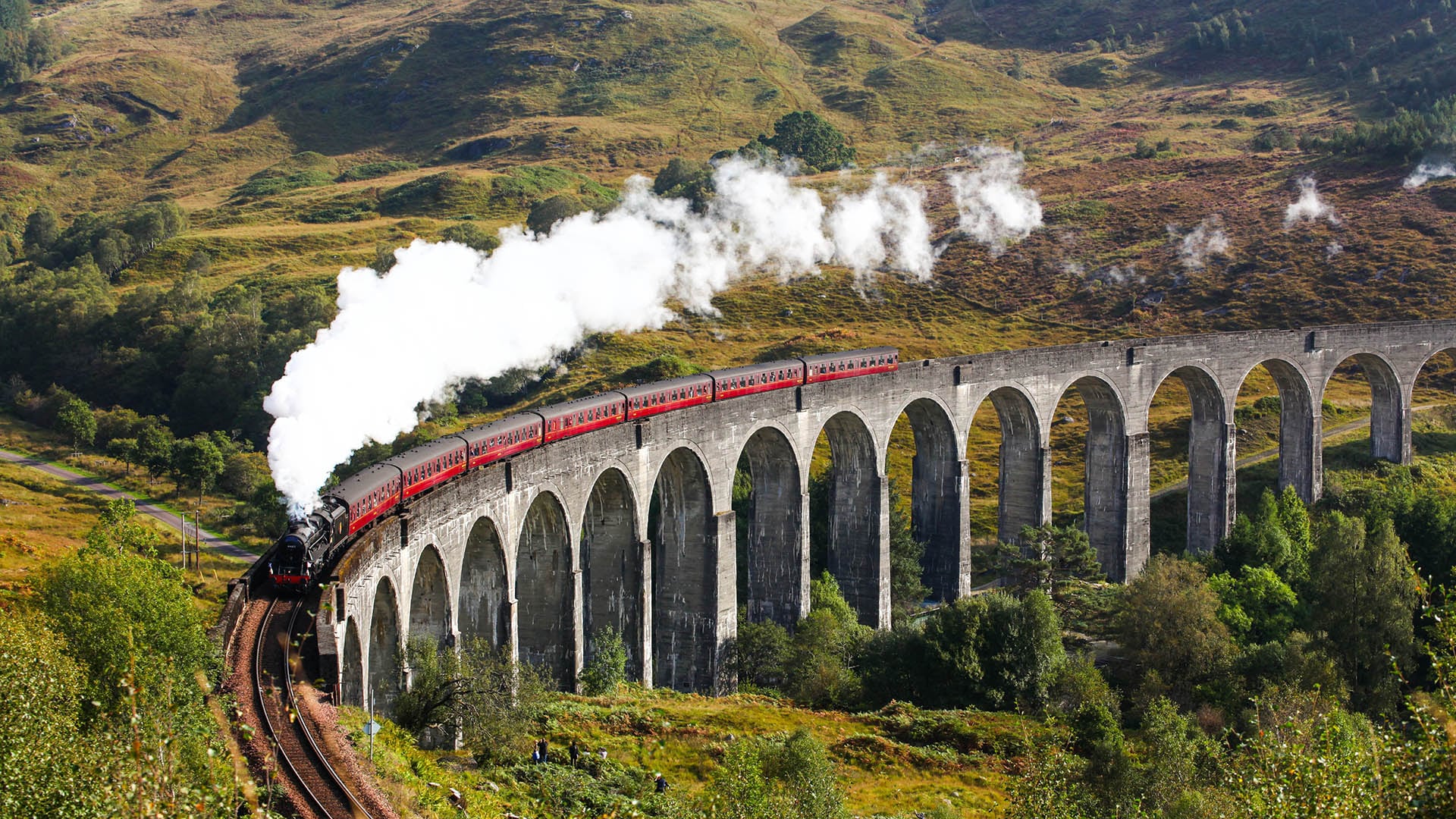 El recorrido en tren West Highland Line brinda vistas panorámicas, pasando por el Glenfinnan Viaduct, famoso por Harry Potter.