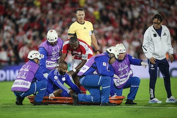 Leonai Souza se retiró del campo de juego en camilla tras una lesión muscular en el isquiotibial - crédito Cristian Bayona/Colprensa