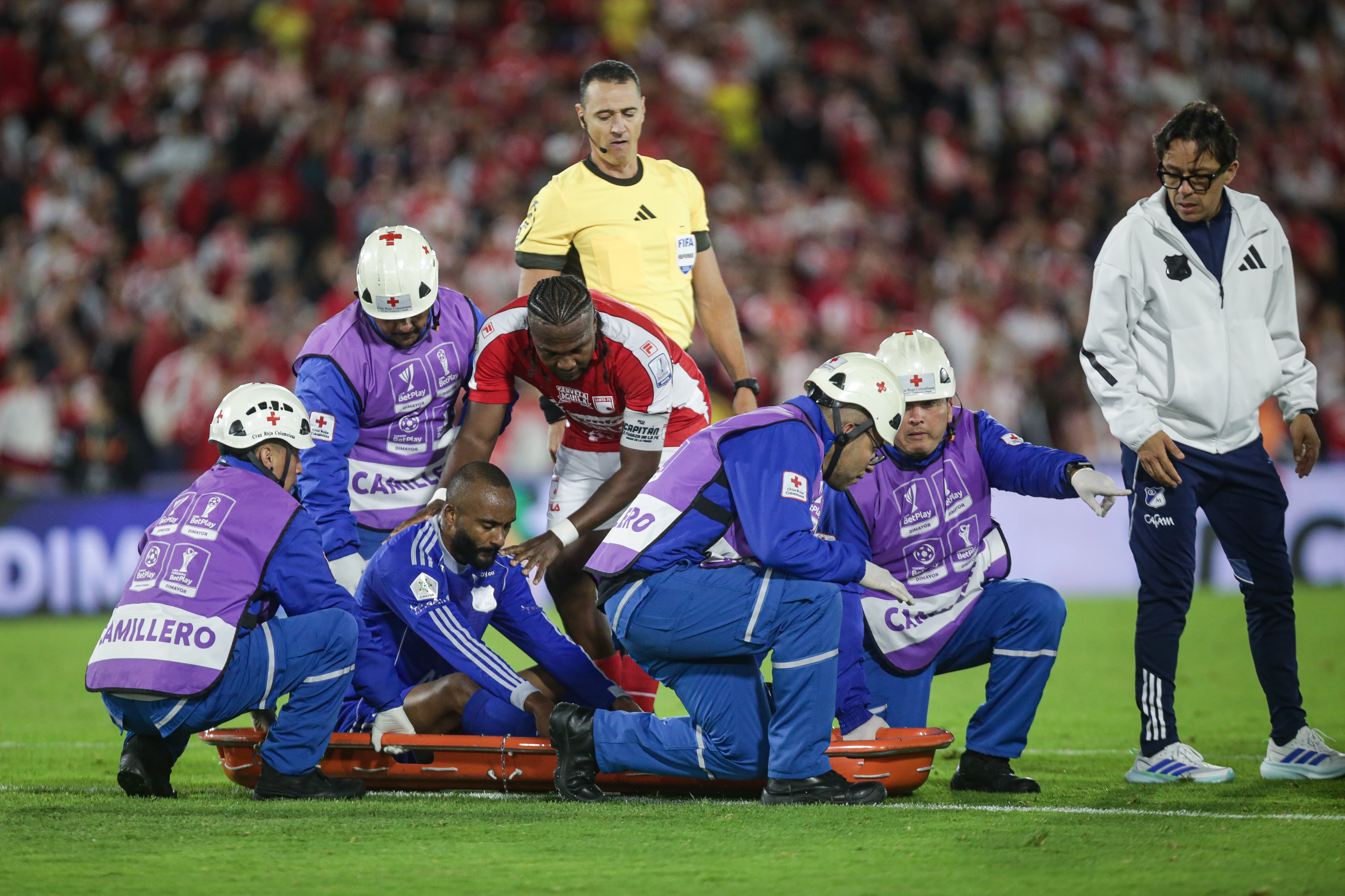 Leonai Souza se retiró del campo de juego en camilla tras una lesión muscular en el isquiotibial - crédito Cristian Bayona/Colprensa