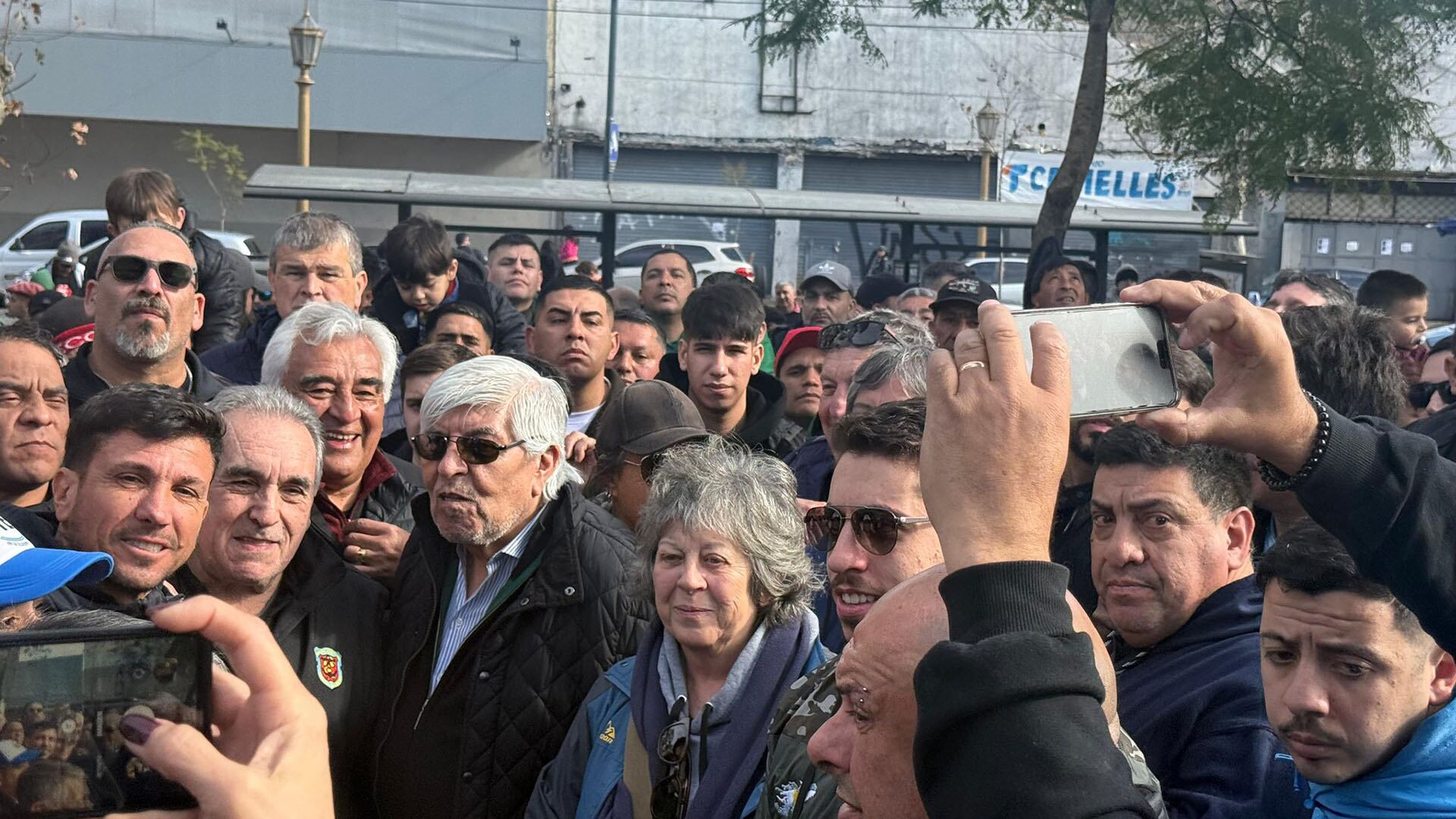 Hugo Moyano, con su hijo Jerónimo (a la derecha, con anteojos negros) y la dirigencia de la CATT
