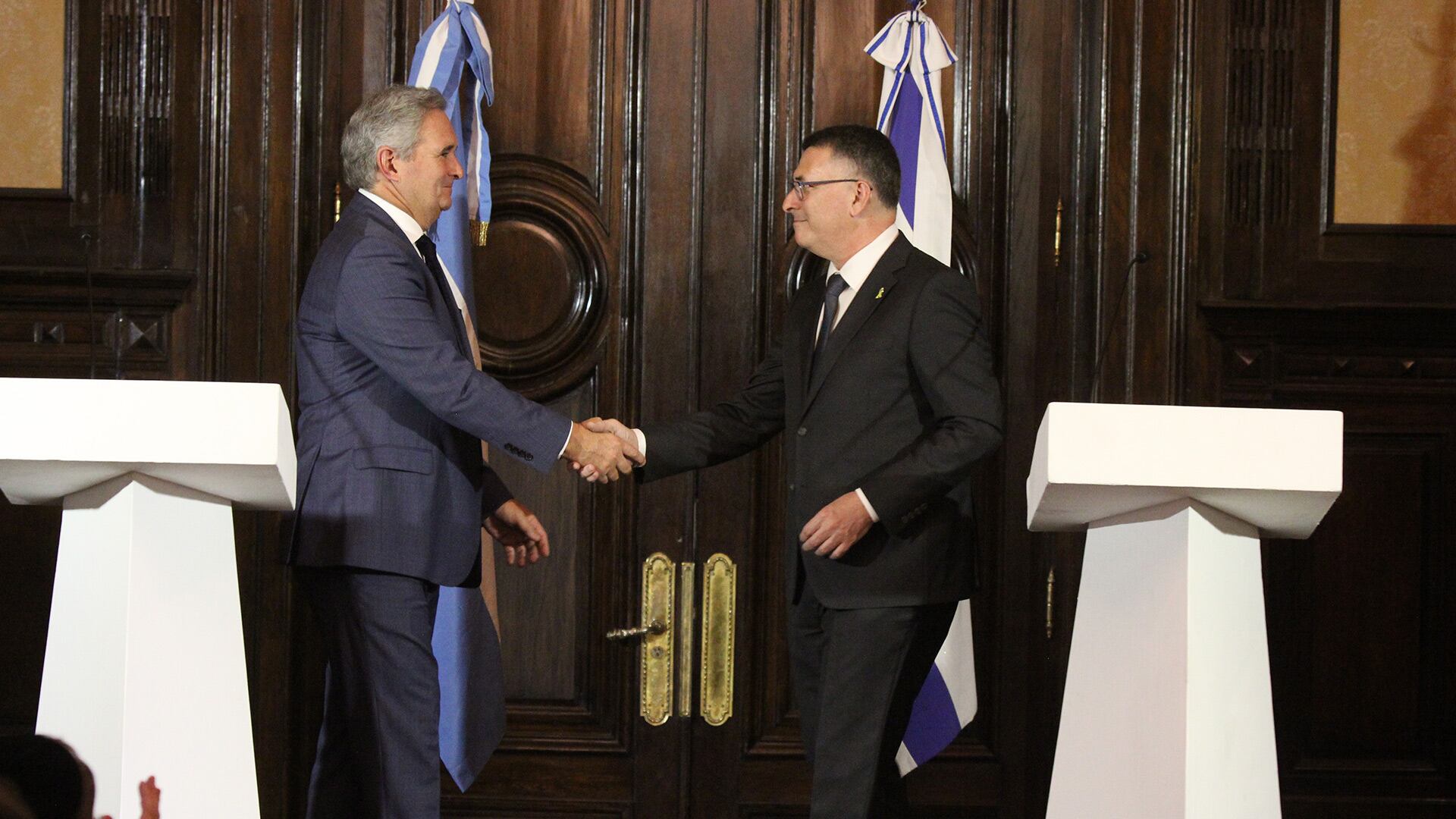 El canciller Pablo Quirno y su par israelí Gideon Sa’ar disertando en el Foro Económico Argentino-Israelí. (Fuente: Embajada de Israel en Argentina)