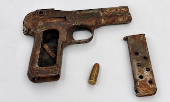 La pistola calibre 32 que un alumno de 13 años llevó en su mochila