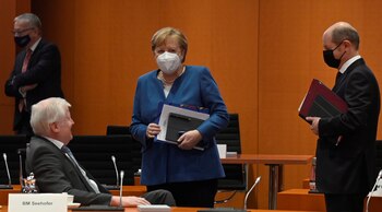 La canciller alemana Angela Merkel con el ministro del Interior, Horst Seehofer, y el ministro de Finanzas y vicecanciller Olaf Scholz. John Macdougall / Pool via REUTERS