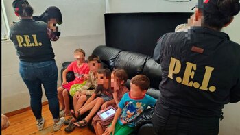 Rescatan a siete menores de