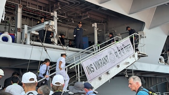 El acceso fue por un muelle flotante que conducía al hangar del portaaviones (Foto: Archivo DEF)