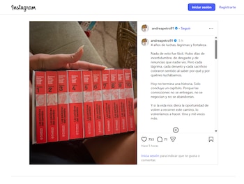 La empresaria también compartió el libro de 10 tomos sobre los discursos de Petro durante su mandato presidencial - crédito @andreapetro91/Instagram