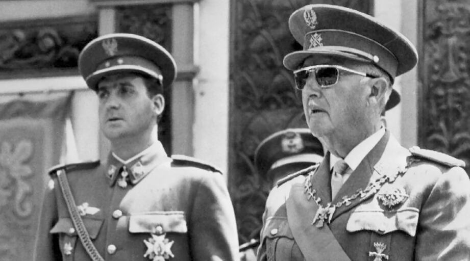 El dictador Francisco Franco junto al entonces príncipe Juan Carlos. (Archivo)