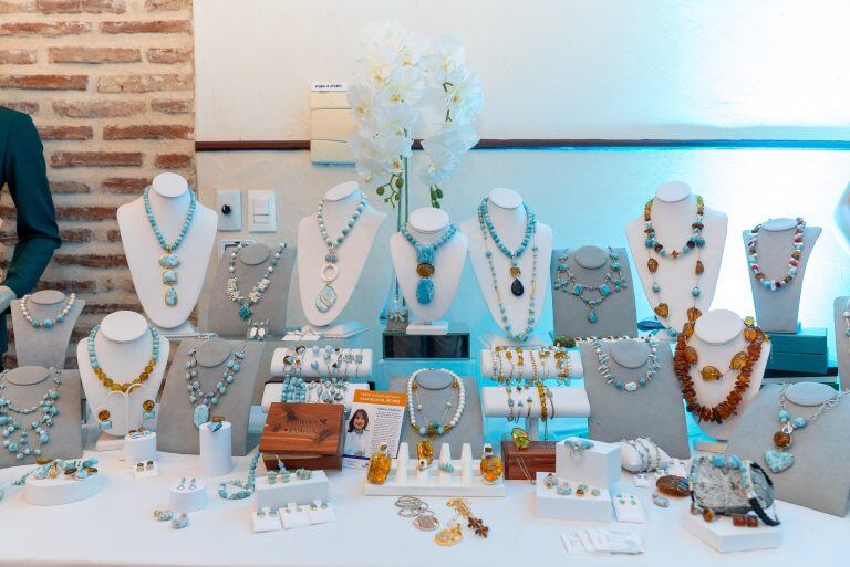 El 60% de la producción de larimar permanece en la República Dominicana para abastecer la joyería y la artesanía, mientras el 40% se exporta. (Foto cortesía Ministerio de Energía y Minas)