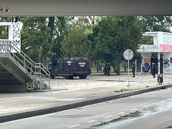 Disturbios en U. Nacional deja hasta ahora un policía herido.
Foto: Cesar Fuquen