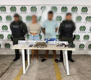 En los allanamientos, las autoridades decomisaron armas, drogas, dinero, celulares, una motocicleta y documentos vinculados a las extorsiones - crédito Gaula