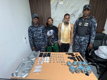Las intervenciones realizadas en Monte Plata y Sabana Perdida resultaron en la captura de cinco personas que quedaron a disposición de la justicia. (Foto cortesía Policía Nacional República Dominicana)