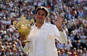 Roger Federer recibió el trofeo