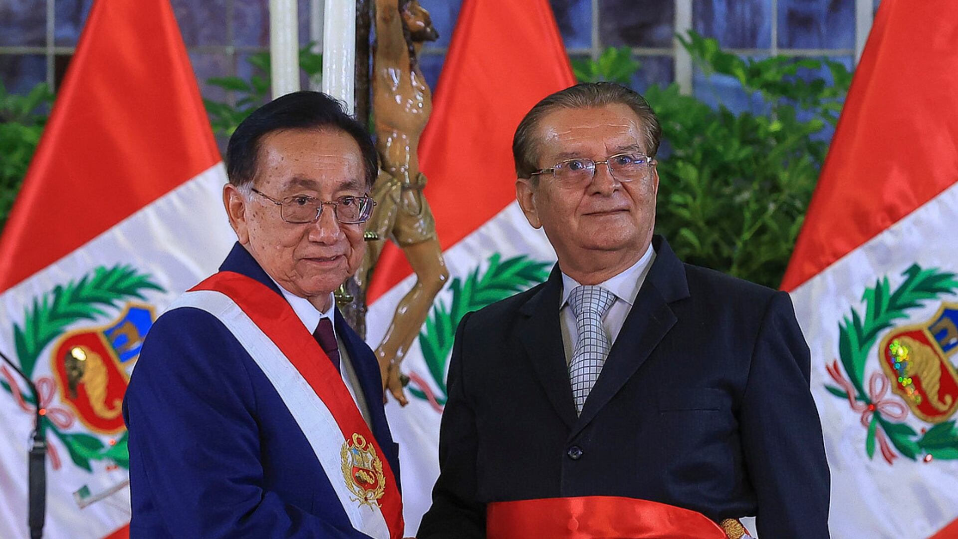 Manuel Castillo Vera (izquierda) y José María Balcázar (derecha) durante la juramentación de Castillo como nuevo ministro de Educación en un evento oficial. (Foto: Presidencia)